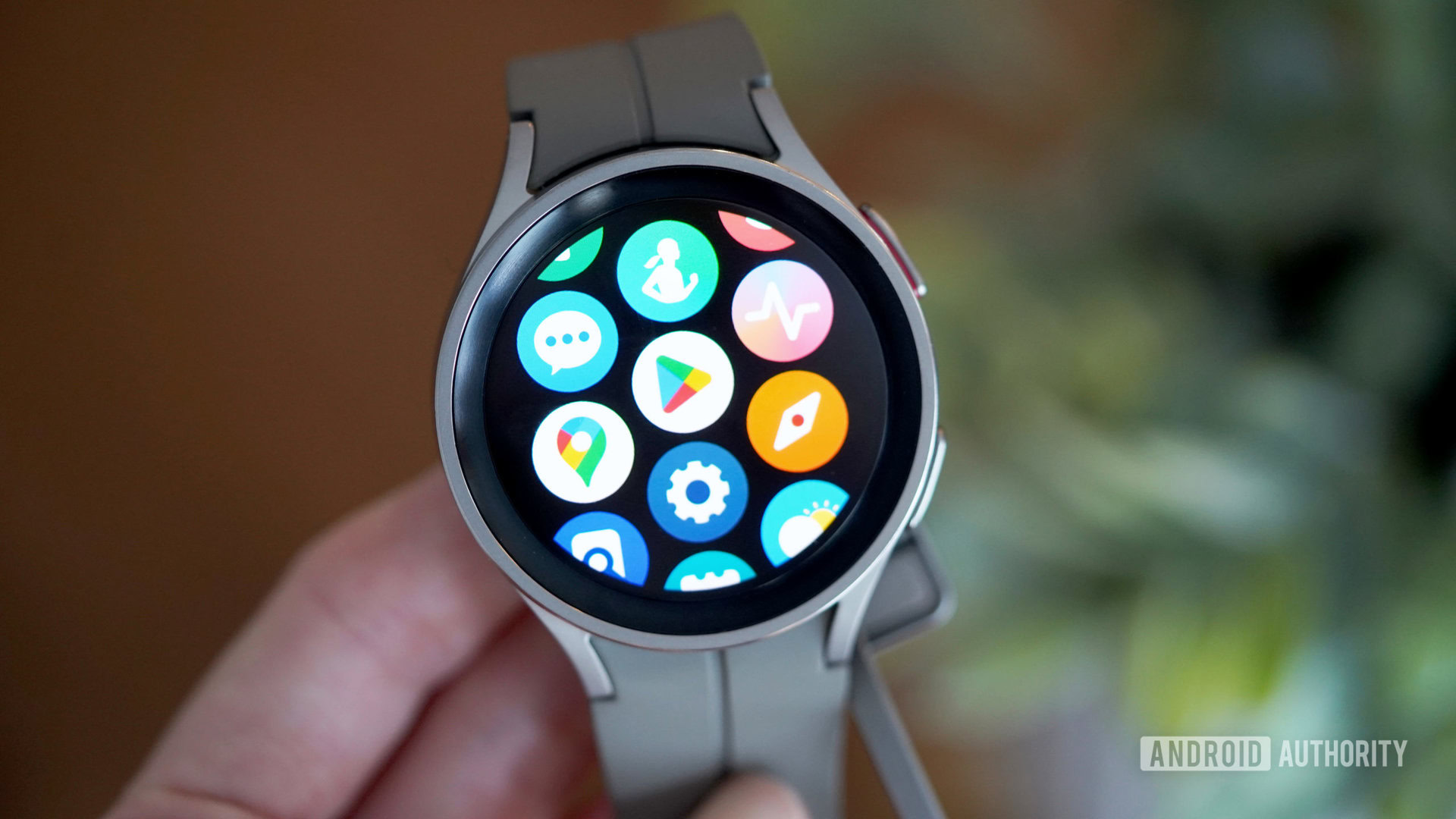 Um Samsung Galaxy Watch 5 Pro exibe sua galeria de aplicativos.