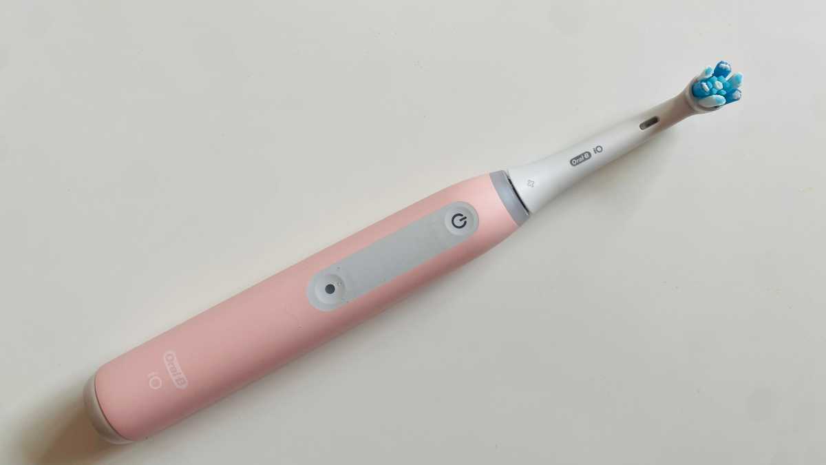 Oral-B iO3 in pink on a white background