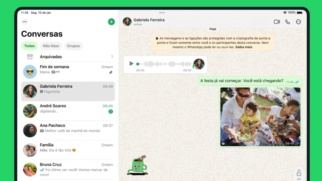 Interface do WhatsApp para iPad, com visual adaptado à tela ampla. À esquerda, a coluna "Conversas" mostra chats organizados em abas como "Todas" e "Grupos". À direita, a conversa aberta com Gabriela Ferreira exibe um áudio longo, uma mensagem e uma foto de família.