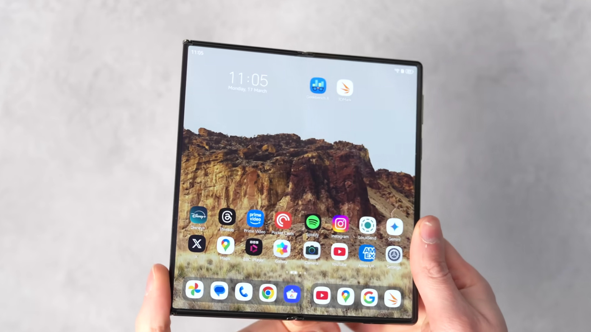 HUAWEI Mate XT parcialmente dobrado