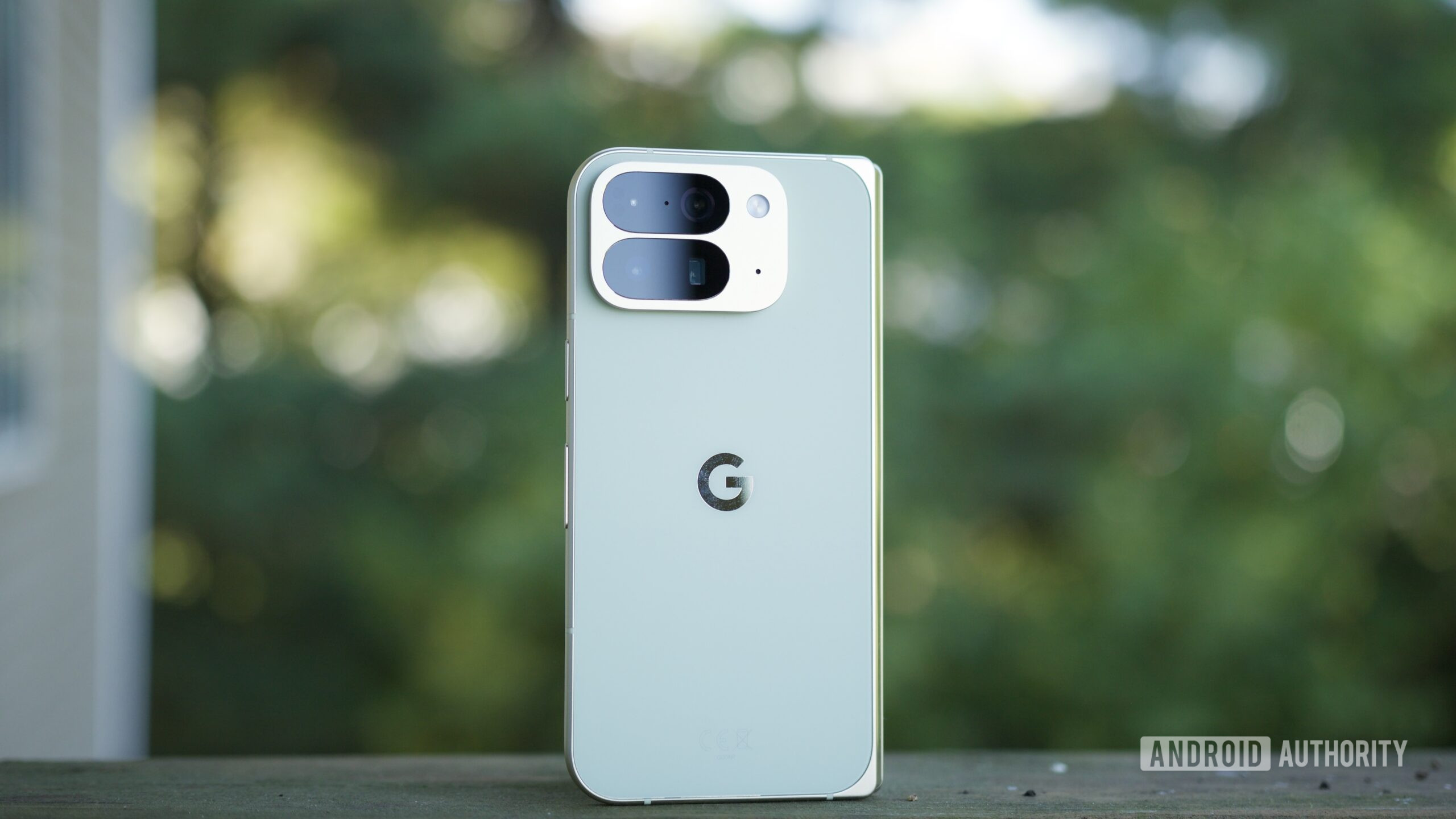 google pixel 10 pro cruze as mãos na parte de trás do telefone A parte traseira do Google Pixel 10 Pro Fold.