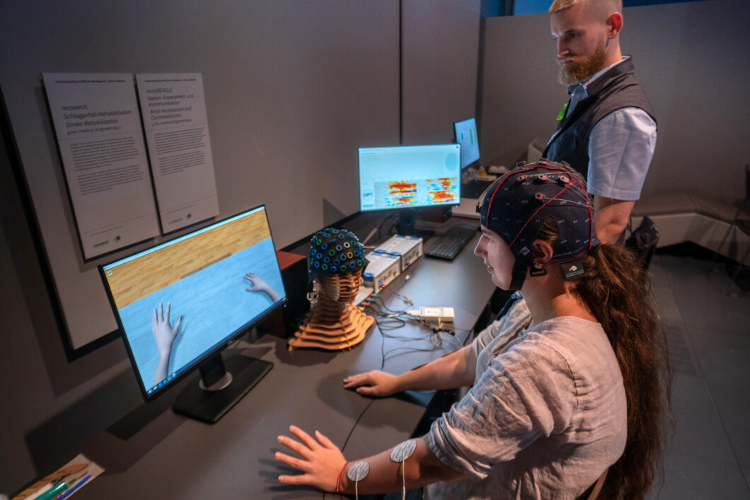 imagem de uma pessoa participando de uma atividade de interface c&eacute;rebro-m&aacute;quina