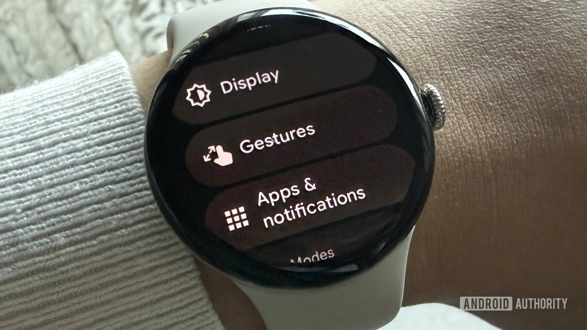 Herói dos gestos do Google Pixel Watch 4 Herói dos gestos do Google Pixel Watch 4