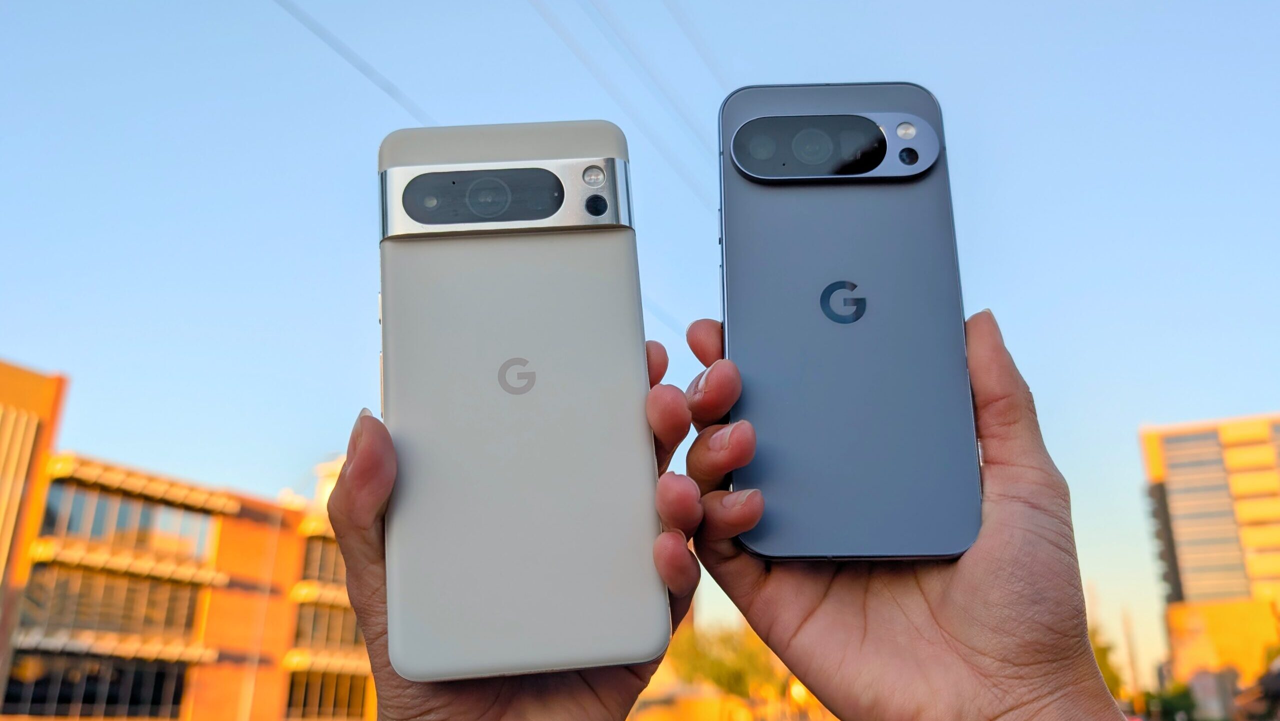 Google Pixel 8 Pro e Google Pixel 10 Pro Google Pixel 8 Pro e Google Pixel 10 Pro no ar com um céu azul ao fundo