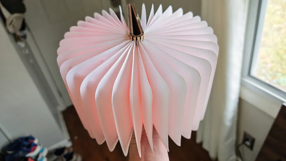 Convite da Motorola tem formato de livro e se transforma em luminária