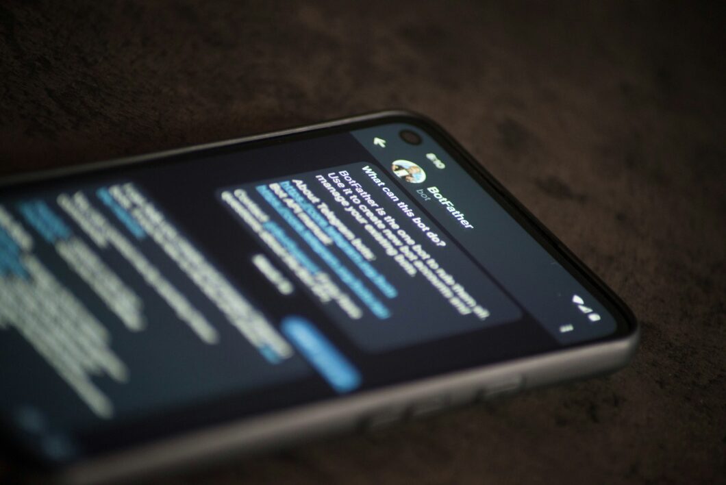 imagem de um celular exibindo um bot do Telegram