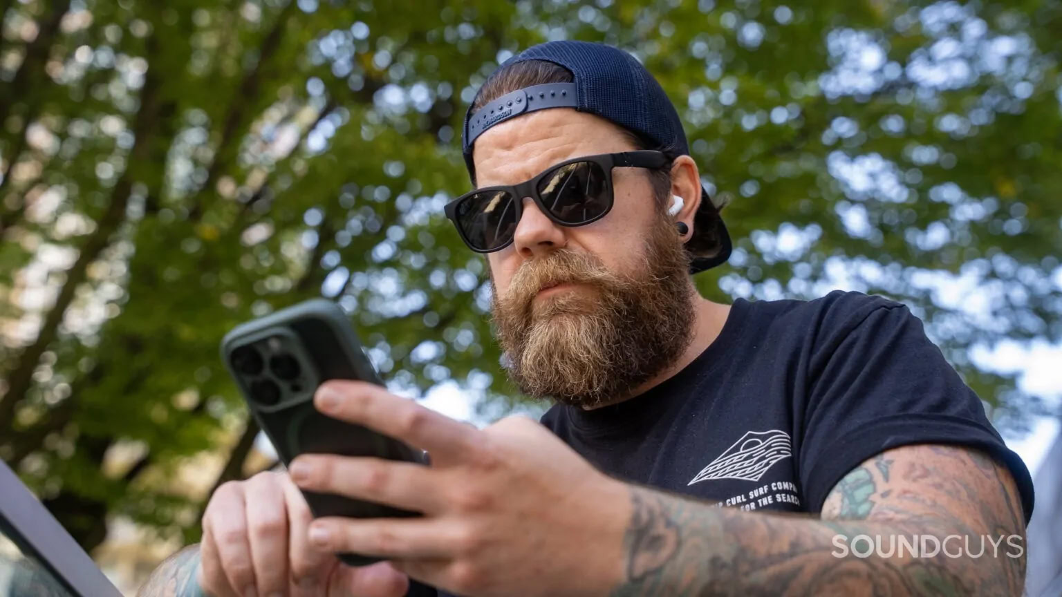 Homem usando Apple AirPods Pro 3