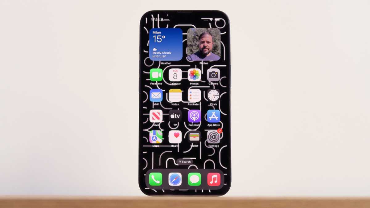 Apple iPhone 16e REVIEW front straight