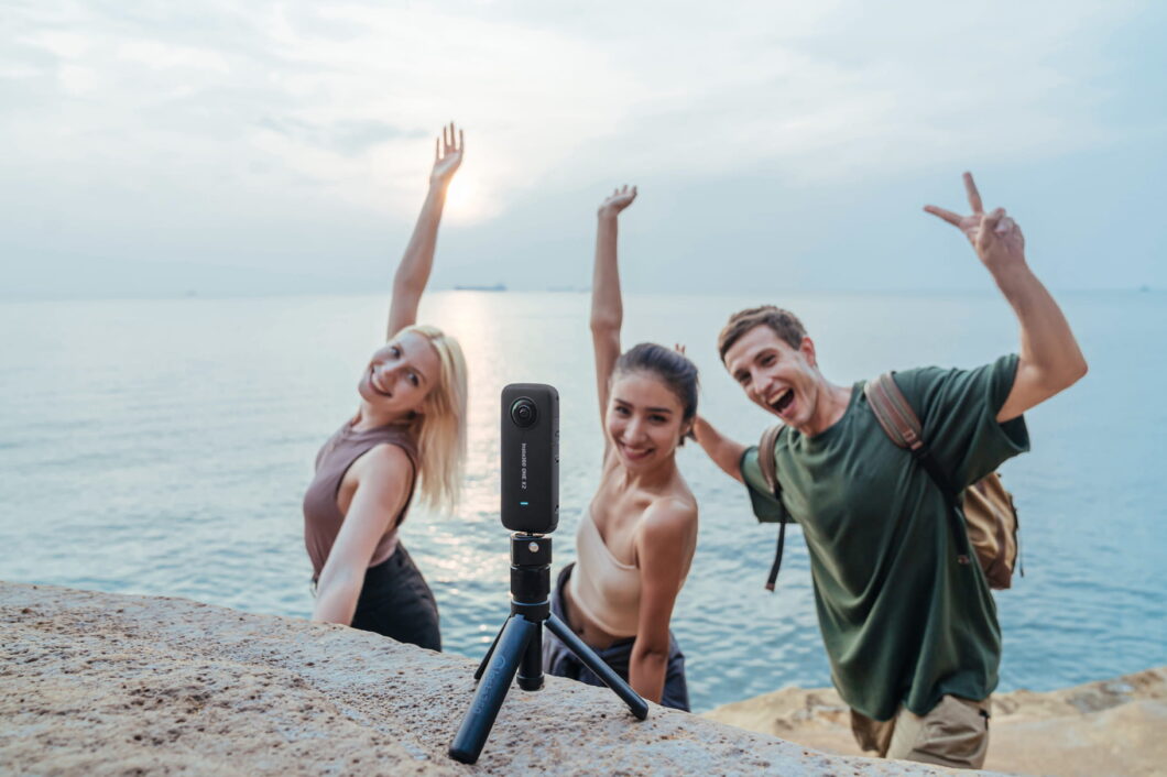 imagem de um grupo de pessoas de uma c&acirc;mera 360&ordm; Insta360 One