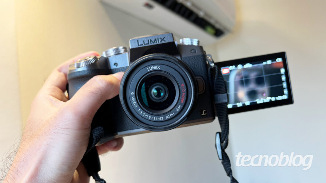 C&acirc;mera mirrorless Panasonic Lumix G (imagem: Paulo Higa/Tecnoblog)
