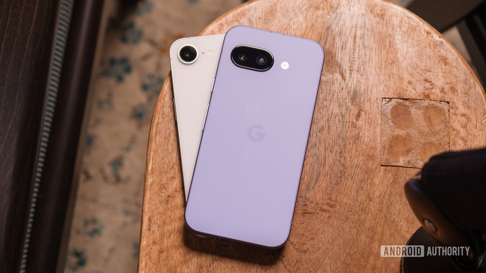 Google Pixel 9a vs iPhone 16e na mesa
