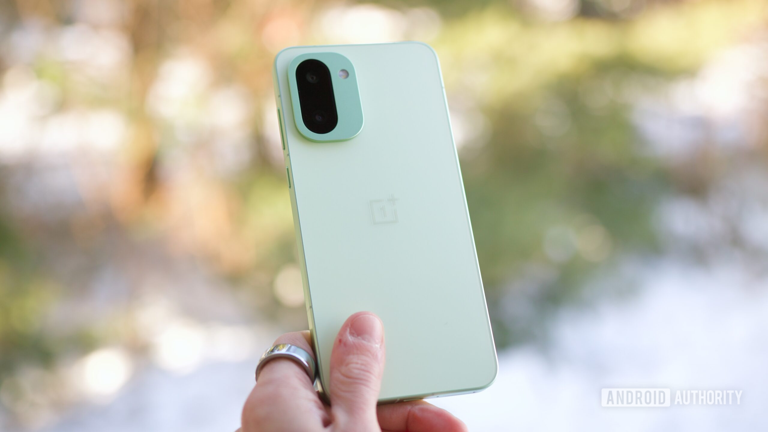 Algu&eacute;m segurando o OnePlus 15R, mostrando a parte traseira do telefone.