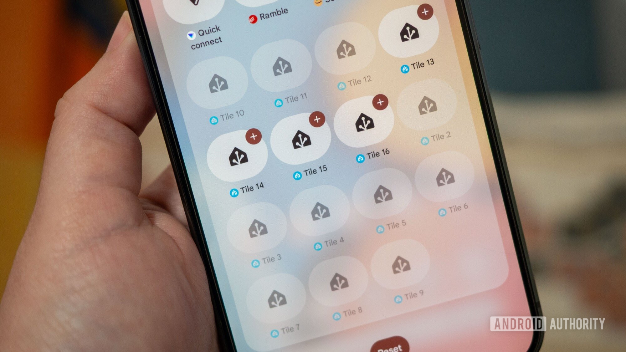 telefone mostrando op&ccedil;&otilde;es de altern&acirc;ncia do assistente inicial de configura&ccedil;&otilde;es r&aacute;pidas do Android 16