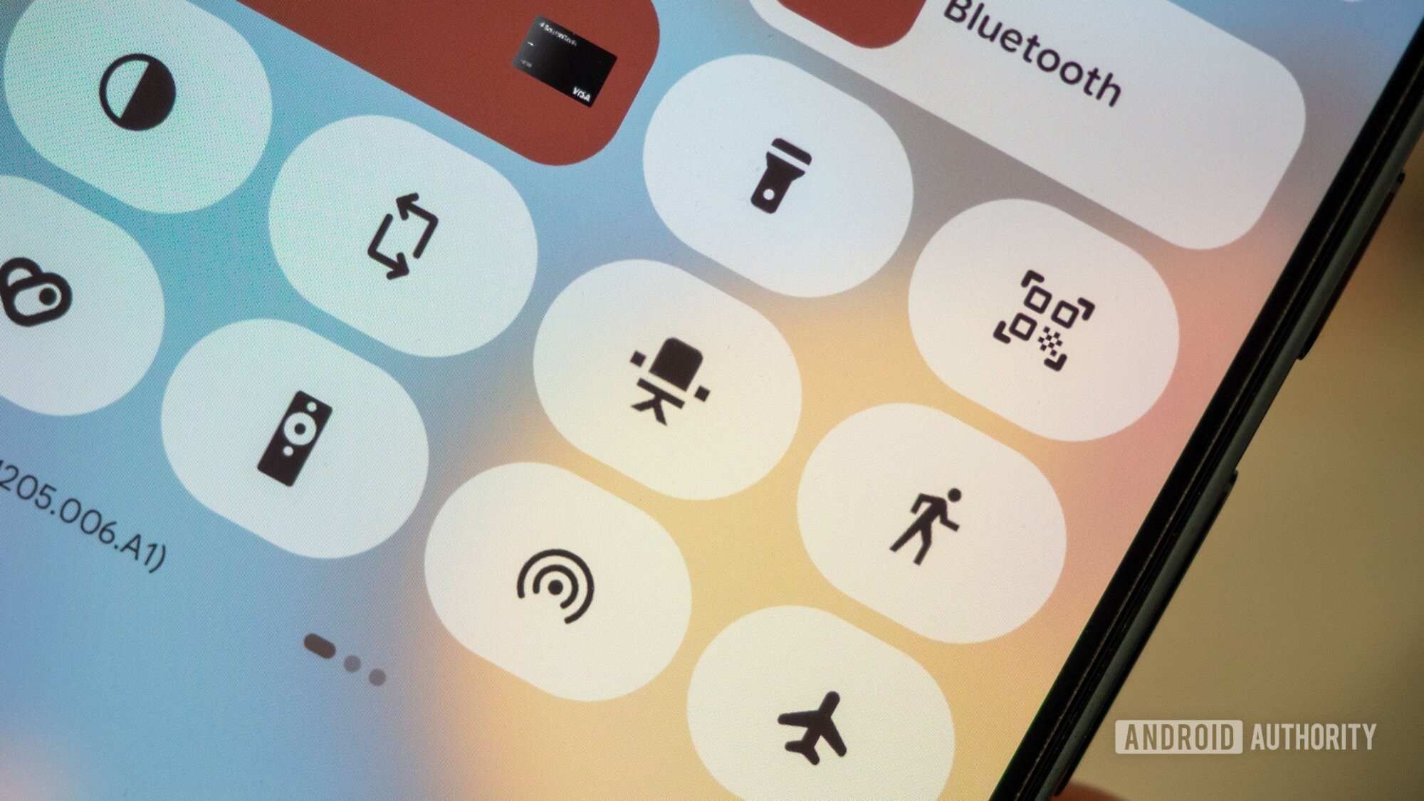 telefone mostrando configura&ccedil;&otilde;es r&aacute;pidas do Android 16, assistente dom&eacute;stico, mesa, mesa, alterna