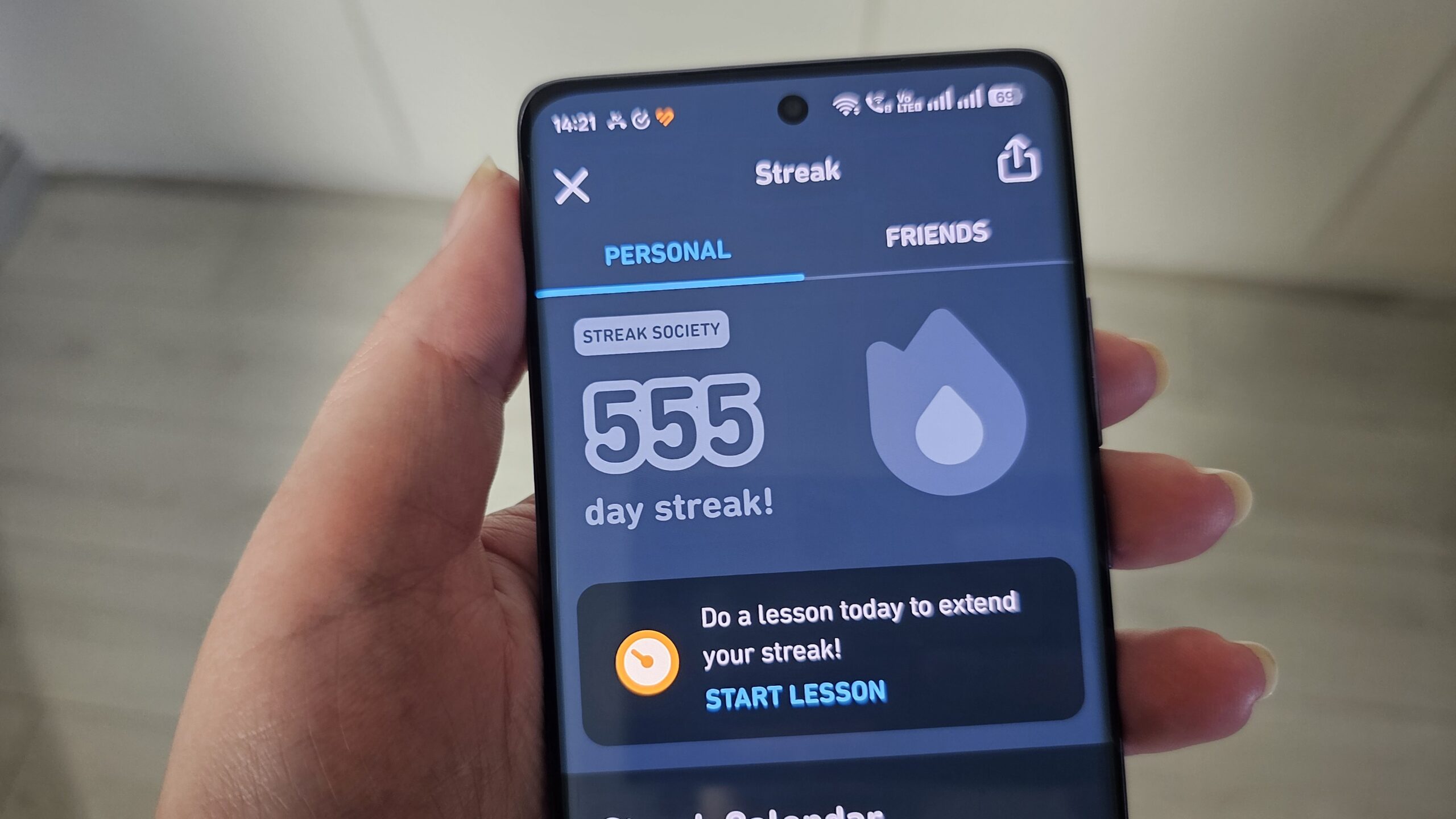 uma sequ&ecirc;ncia de 555 dias mostrada no aplicativo duolingo em um smartphone