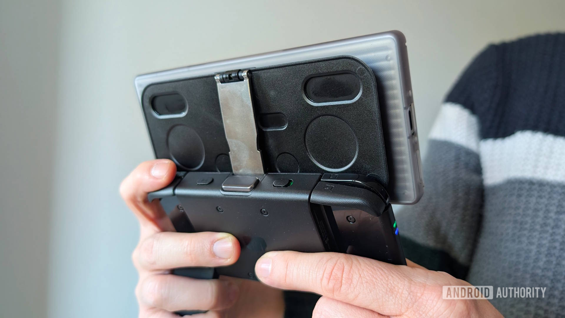 MCON aberto atr&aacute;s