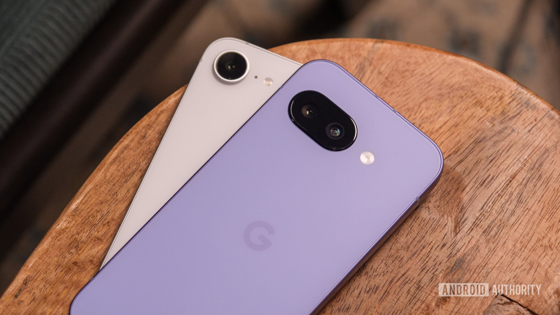 Google Pixel 9a vs iPhone 16e deitado em &acirc;ngulo