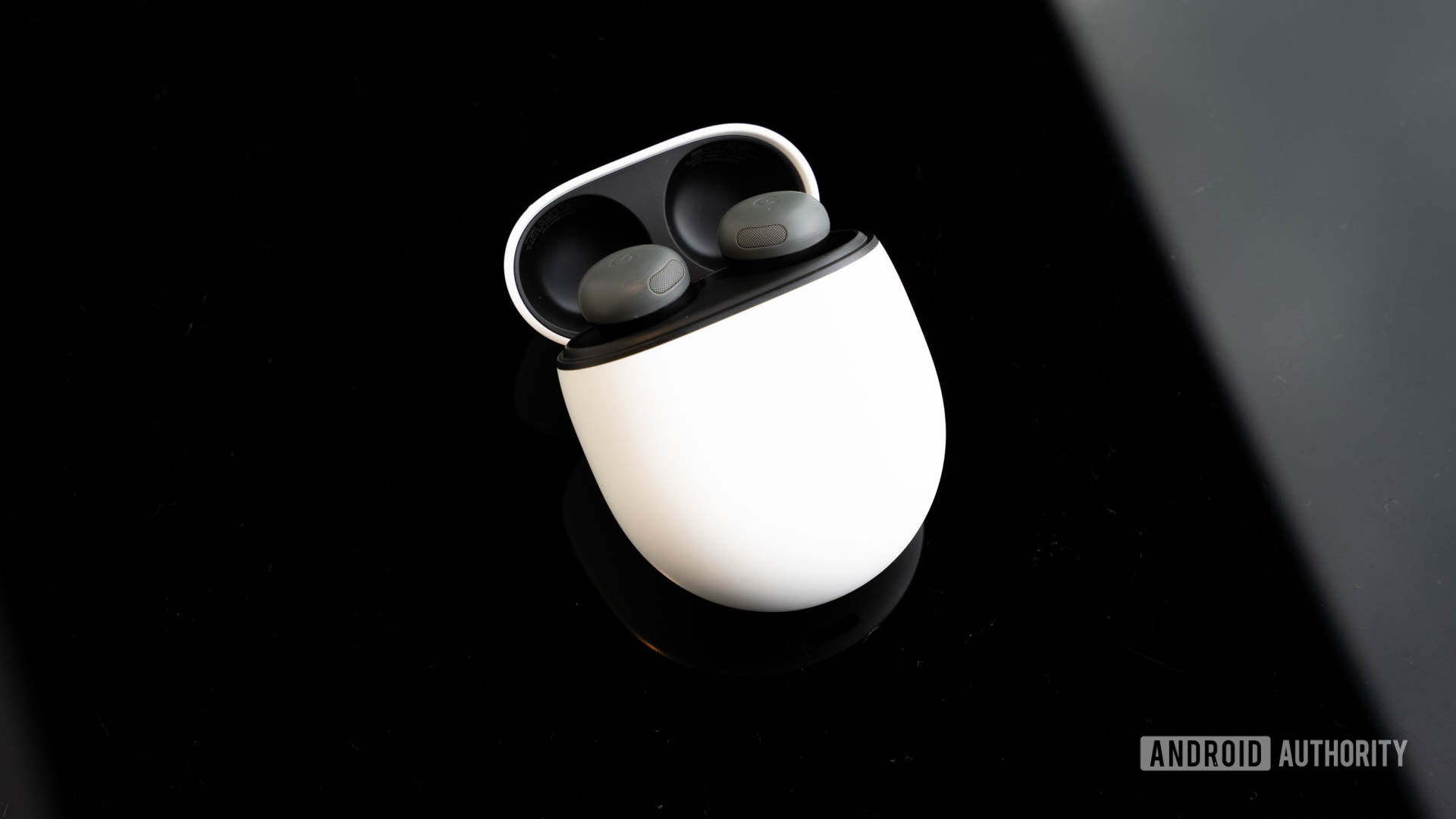 Google Pixel Buds Pro 2 em Hazel carregando em seu estojo com a tampa aberta