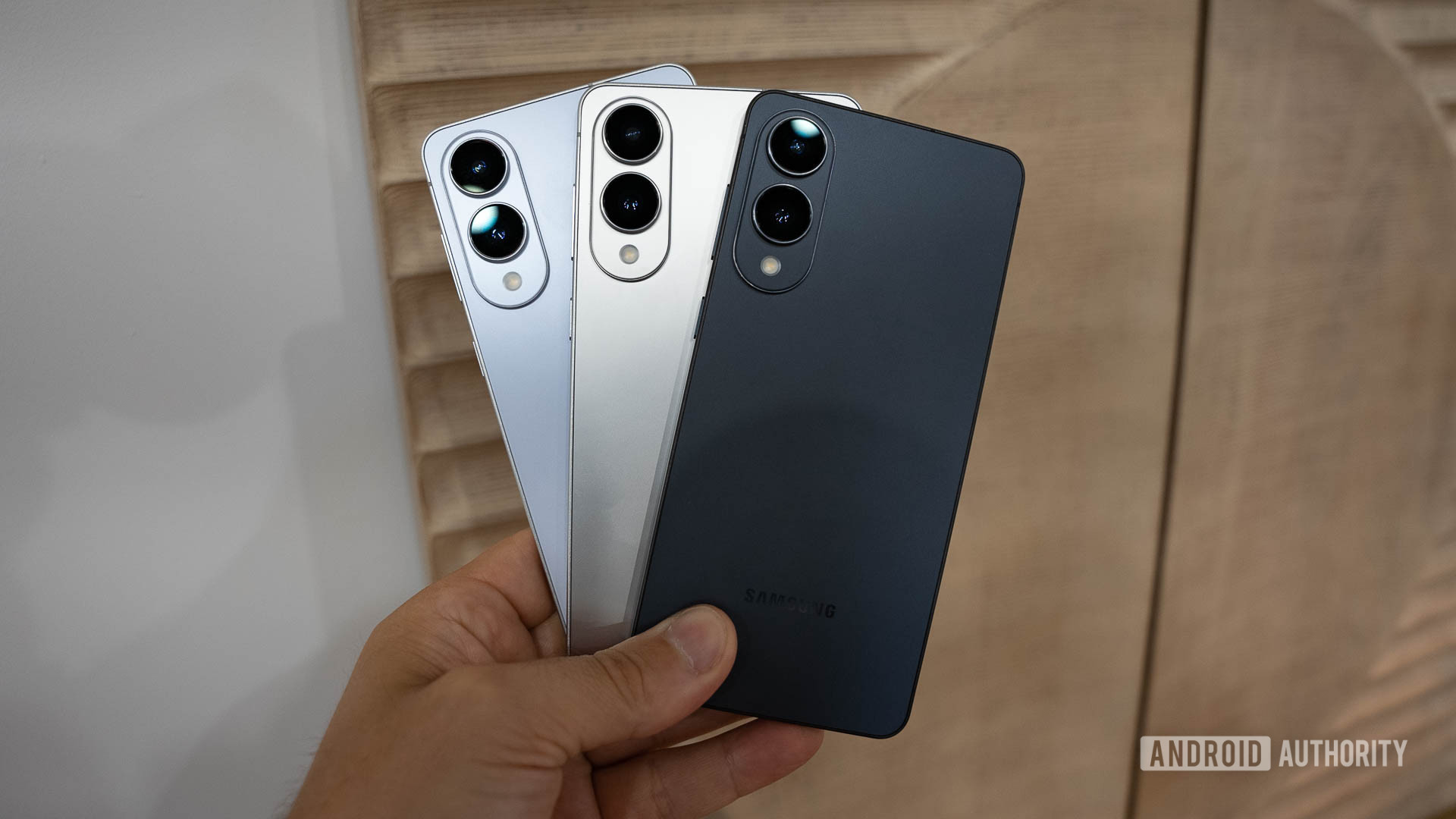 Samsung Galaxy S25 Edge todas as tr&ecirc;s cores em leque &agrave; m&atilde;o