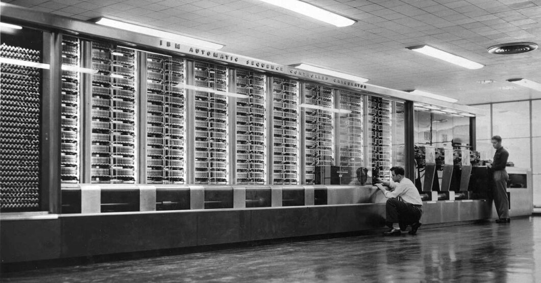 Imagem do Mark I da IBM no campus da Universidade de Harvard, 1944