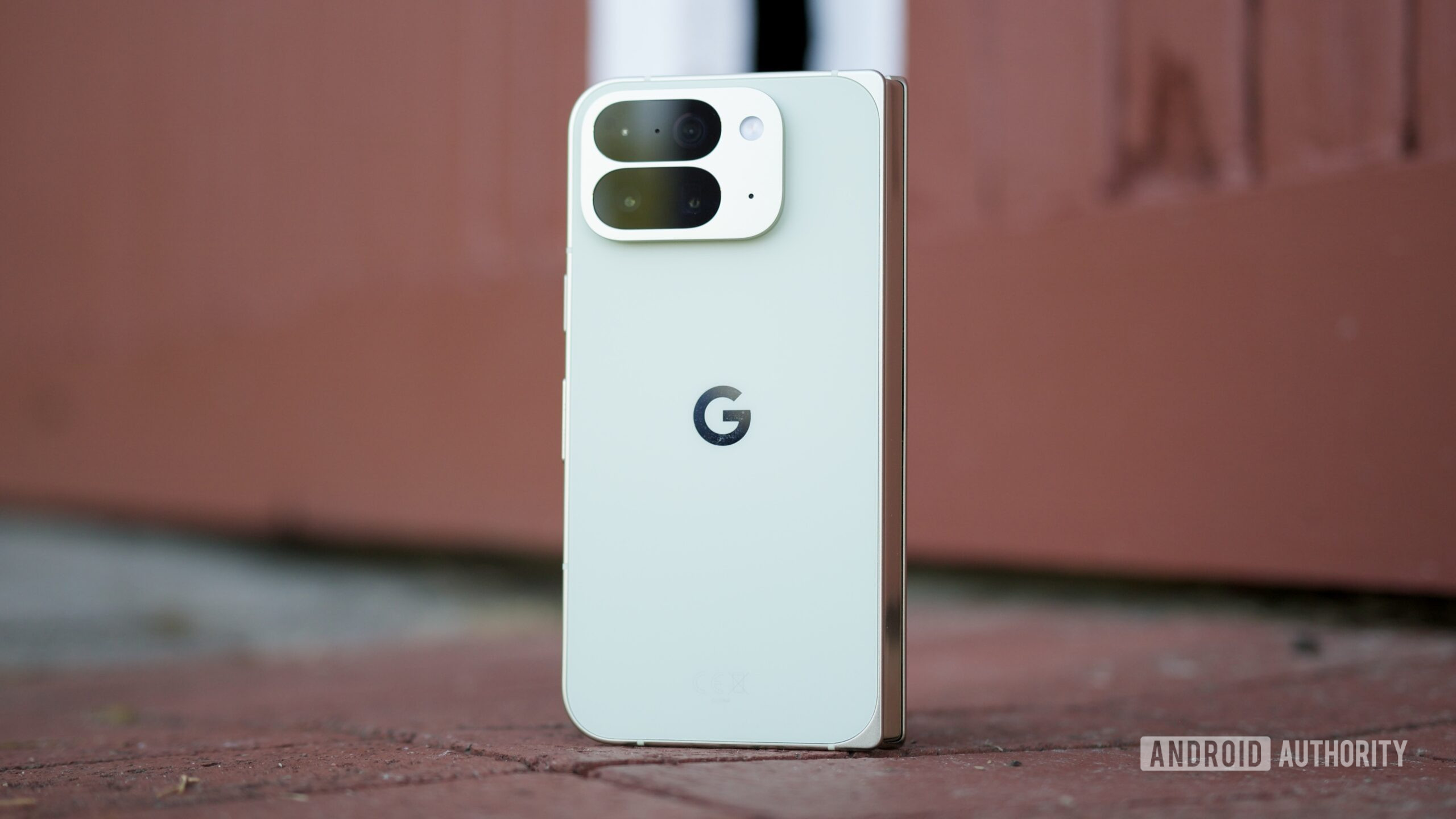 O Google Pixel 10 Pro Fold em p&eacute; do lado de fora.