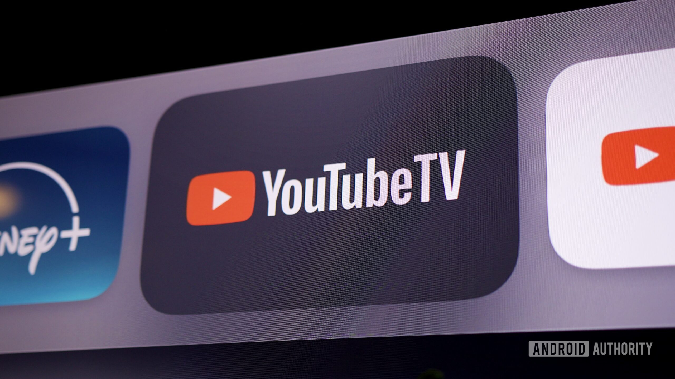 O logotipo do aplicativo YouTube TV, mostrado em uma Apple TV.