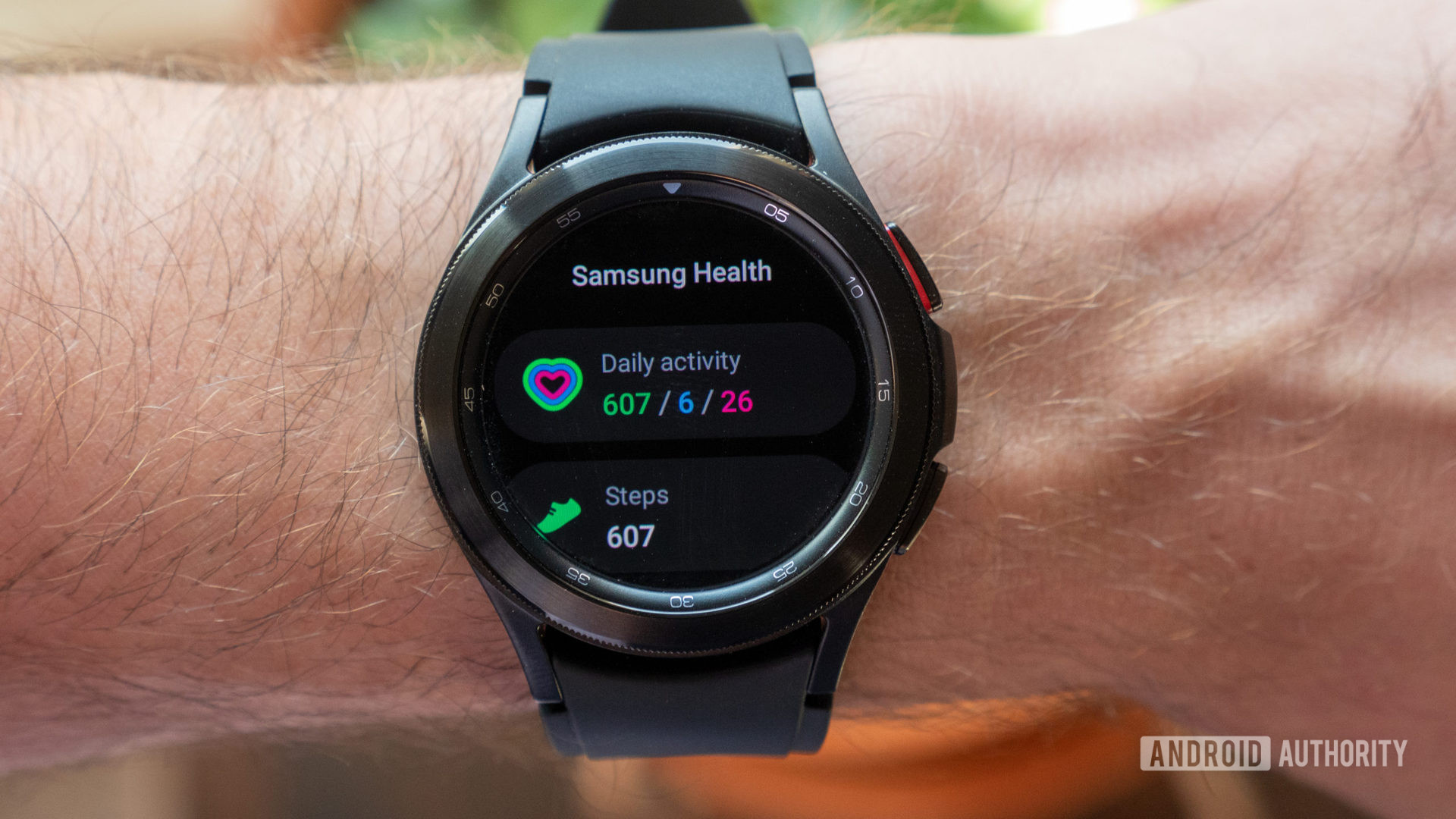 O Samsung Galaxy Watch 4 Classic mostrando o aplicativo Samsung Health no pulso
