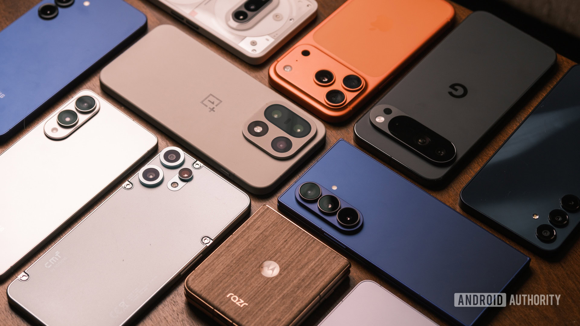 Telefones EoY 2025 4 telefones diferentes colocados virados para baixo sobre uma mesa