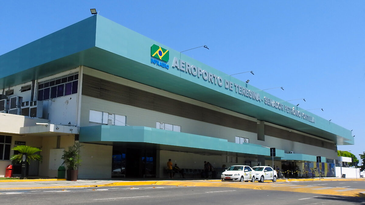 Foto da fachada do aeroporto de Teresina. Imagem tirada da rua mostra o letreiro que diz "Aeroporto de Teresina - Senador Petrônio Portella", em um fundo verde.