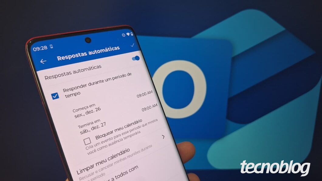 Imagem de um celular aberto na p&aacute;gina "Repostas autom&aacute;ticas" do Outlook