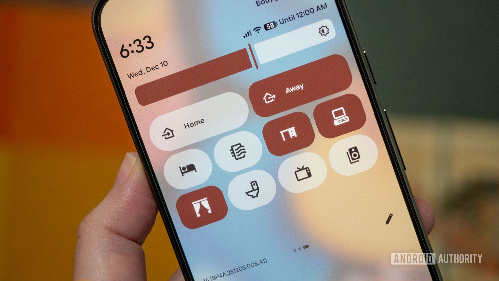 telefone mostrando configura&ccedil;&otilde;es r&aacute;pidas do Android 16, assistente de casa, centro de controle de casa inteligente alterna