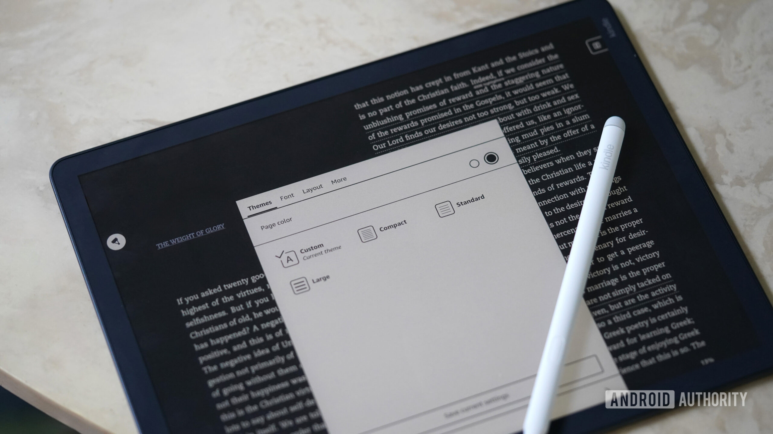 Um usu&aacute;rio acessa a sele&ccedil;&atilde;o de cores da p&aacute;gina em seu Kindle Scribe Colorsoft.