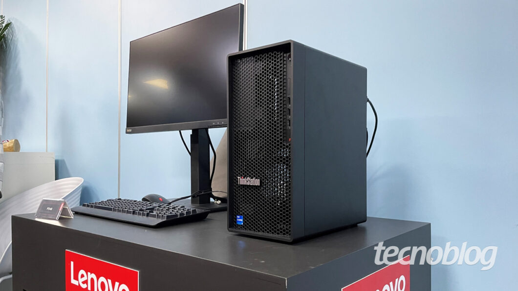 Foto de um PC ThinkStation P348 preto