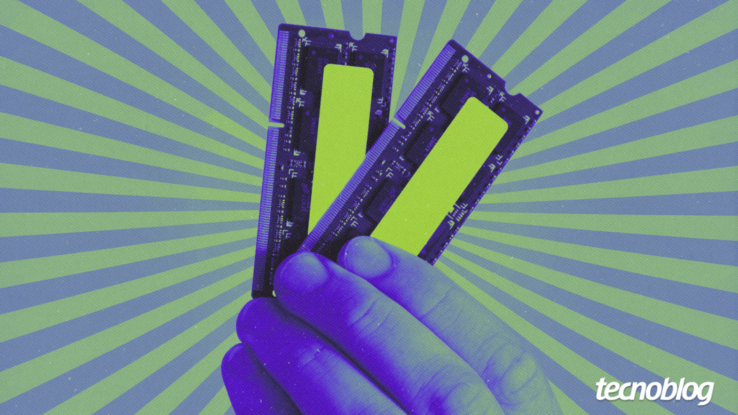 Ilustração de uma mão segurando dois pentes de memória RAM. Na parte inferior direita, o logotipo do "tecnoblog" é visível.