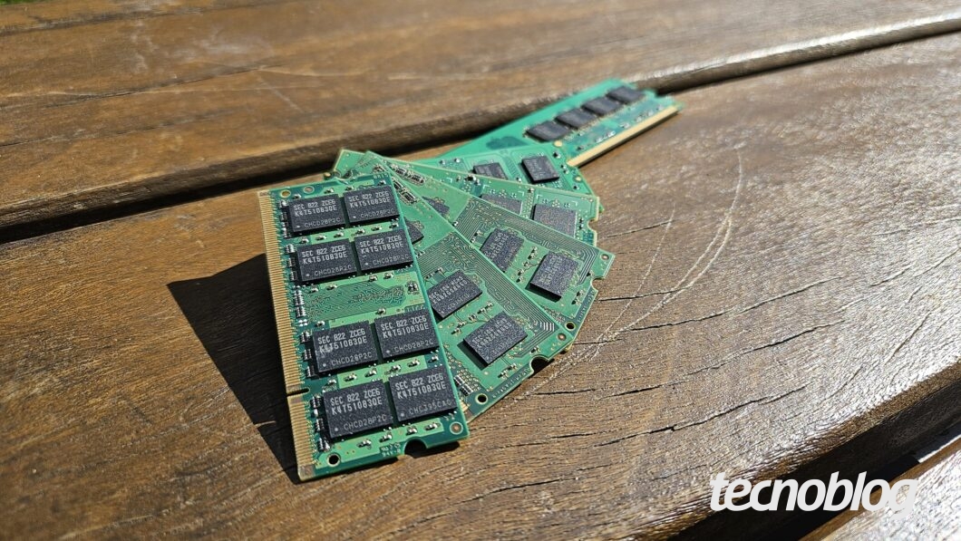 Diversos pentes de mem&oacute;ria RAM sobre uma superf&iacute;cie de madeira