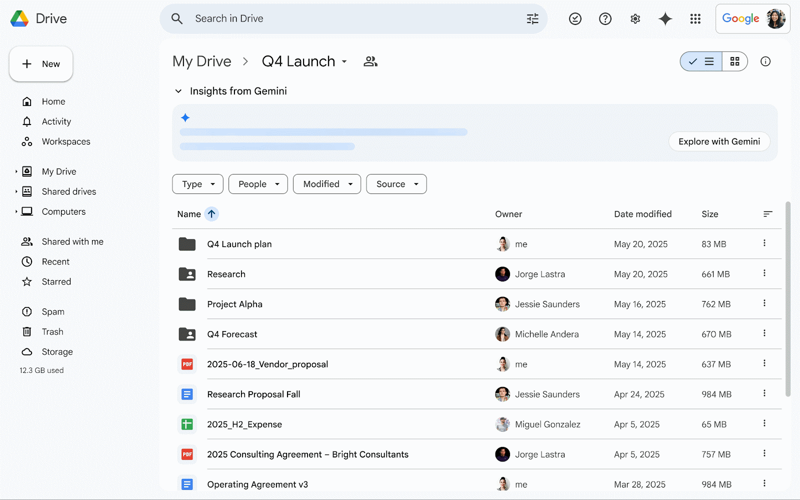 Gif mostra o novo recurso de resumos de IA no Google Drive