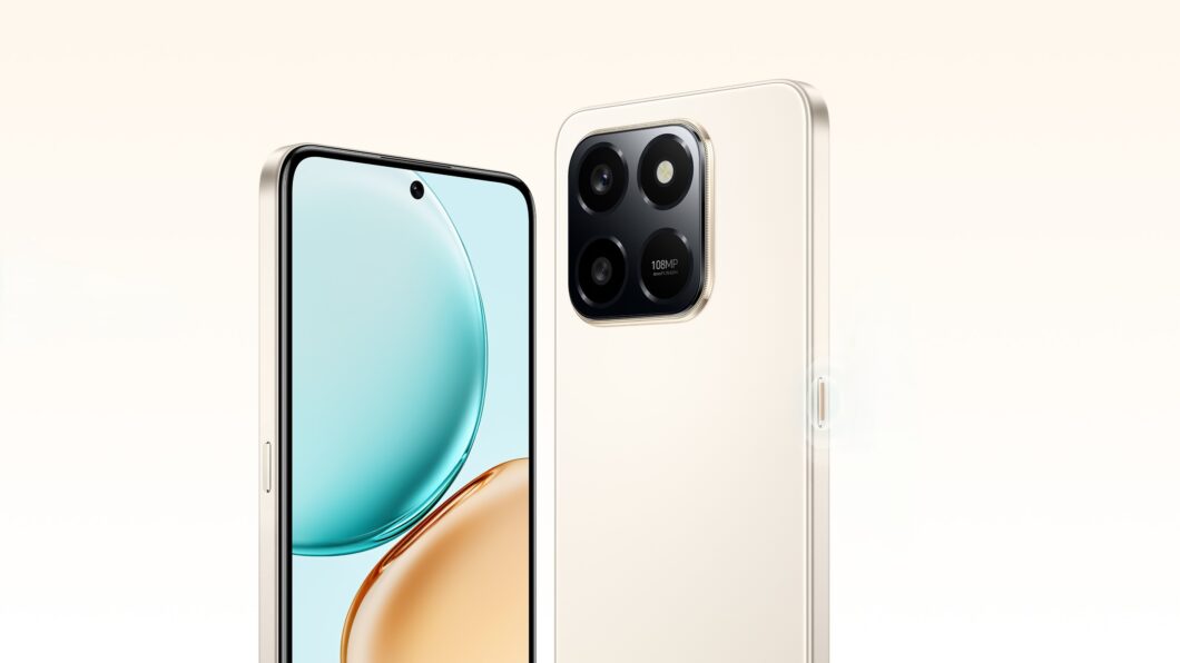 Renderização promocional do smartphone Honor X7d em cor Bege/Dourado Claro. A imagem mostra o telefone com a tela (com câmera frontal estilo punch-hole) voltada para a frente, e o verso do telefone levemente angulado. O grande módulo de câmera quadrado, de cor preta, é visível na parte traseira e possui quatro lentes e a inscrição "108MP".