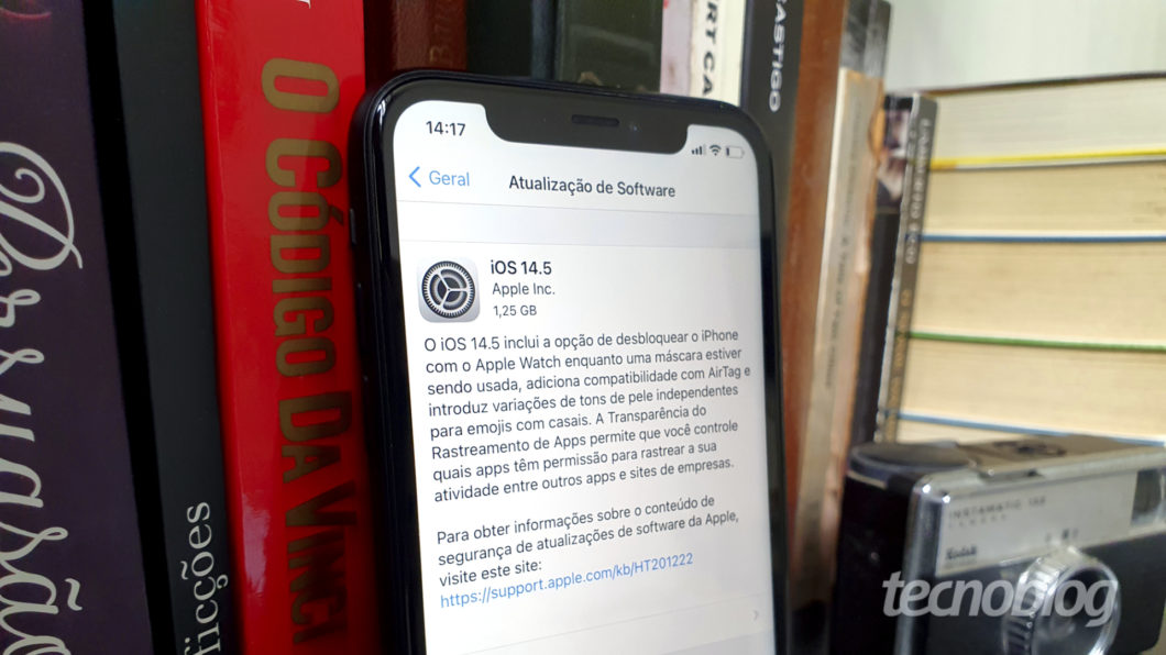 iPhone com tela de atualiza&ccedil;&atilde;o para o iOS 14.5, explicando o recurso ATT.