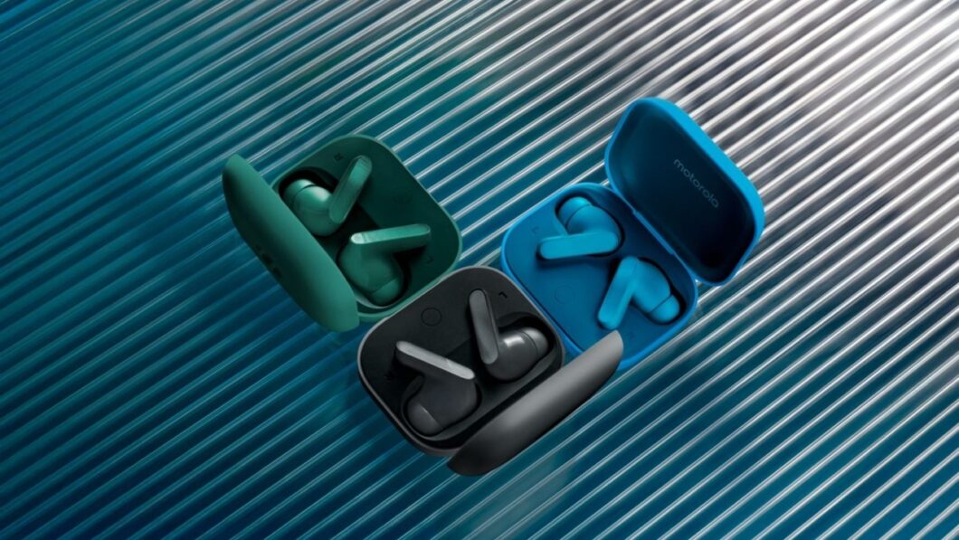 Fones Moto Buds Bass nas cores azul, verde e preta