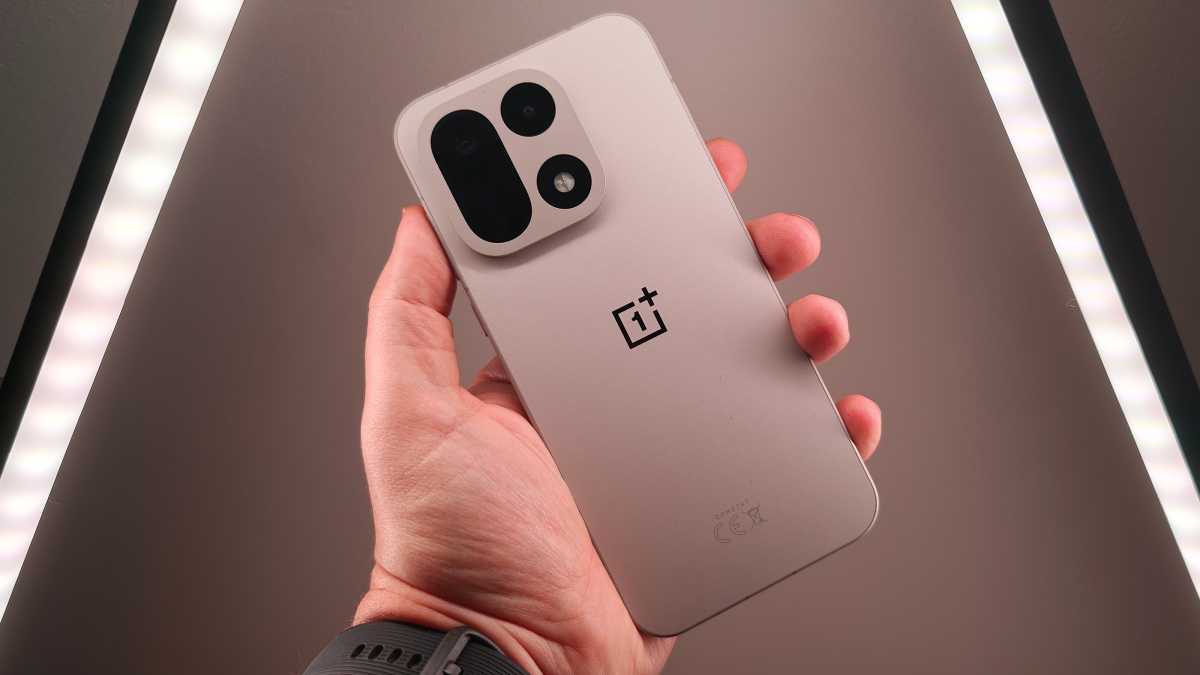 OnePlus 15 REVIEW back handheld