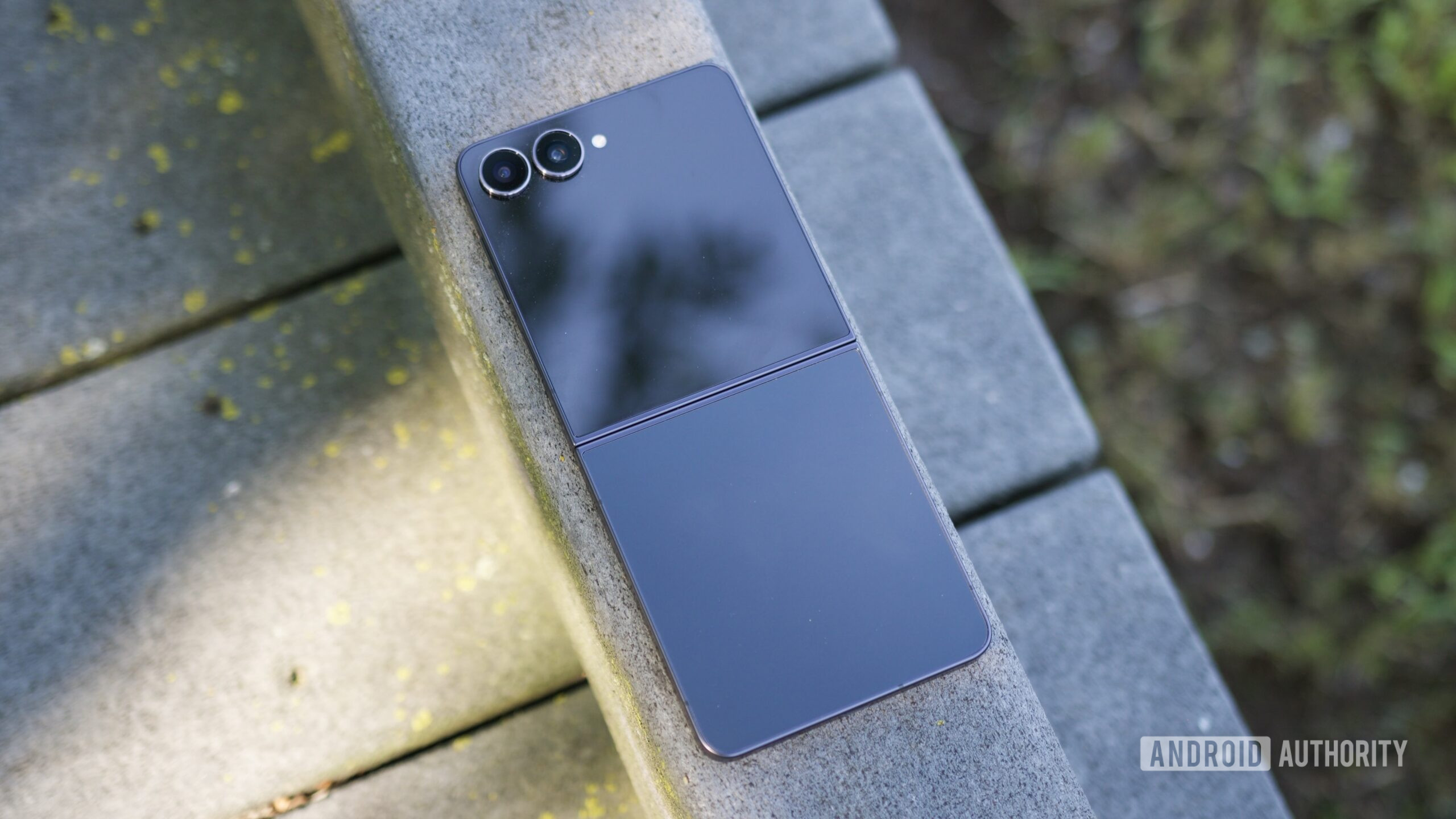 análise 22 do samsung galaxy z flip 7 A parte traseira do Galaxy Z Flip 7 se desdobrou.