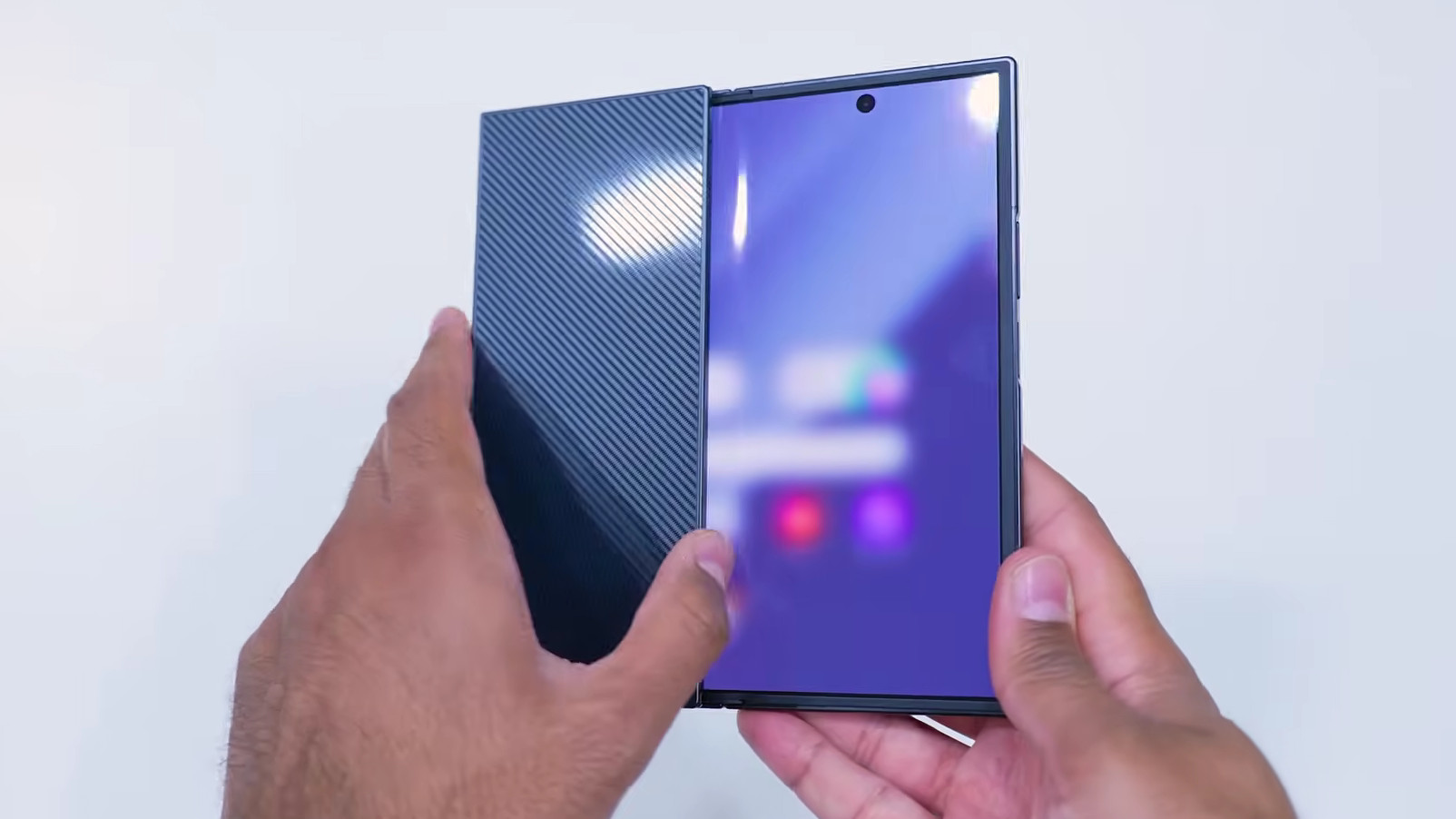 Samsung Galaxy Trifold parcialmente dobrado SuperSaf