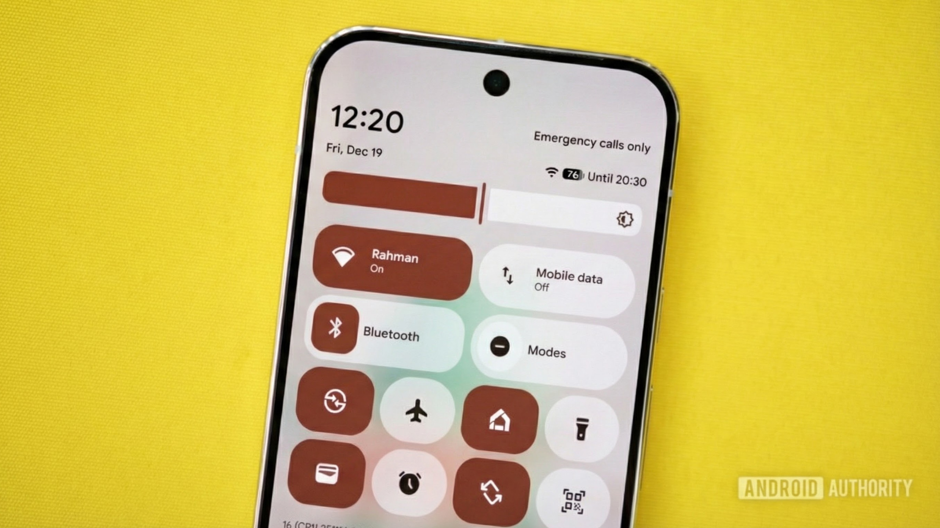 Imagem de um smartphone Pixel com blocos de dados m&oacute;veis e Wi-Fi