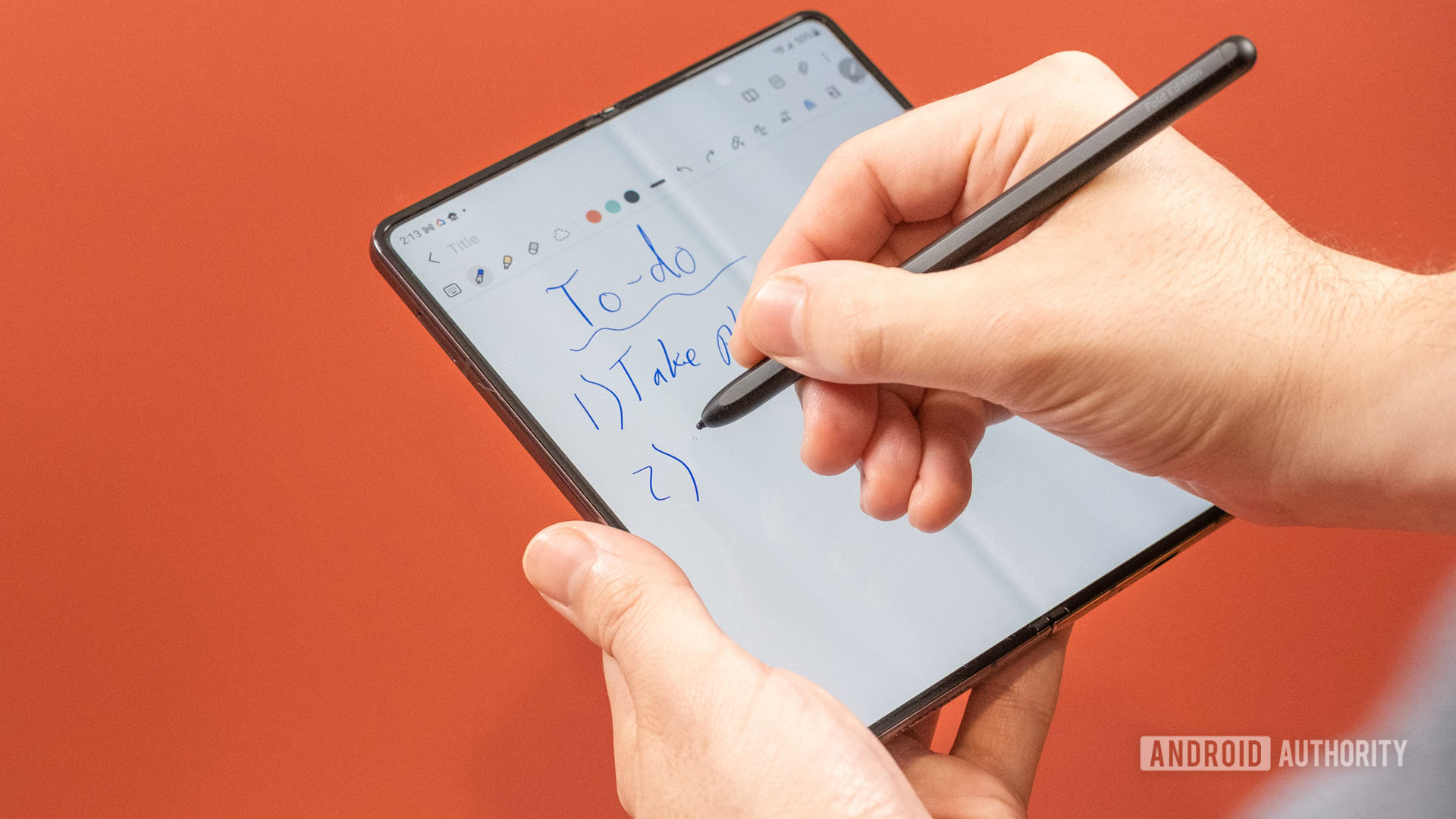 Segurando o Galaxy Z Fold 4 e fazendo anota&ccedil;&otilde;es com a S Pen