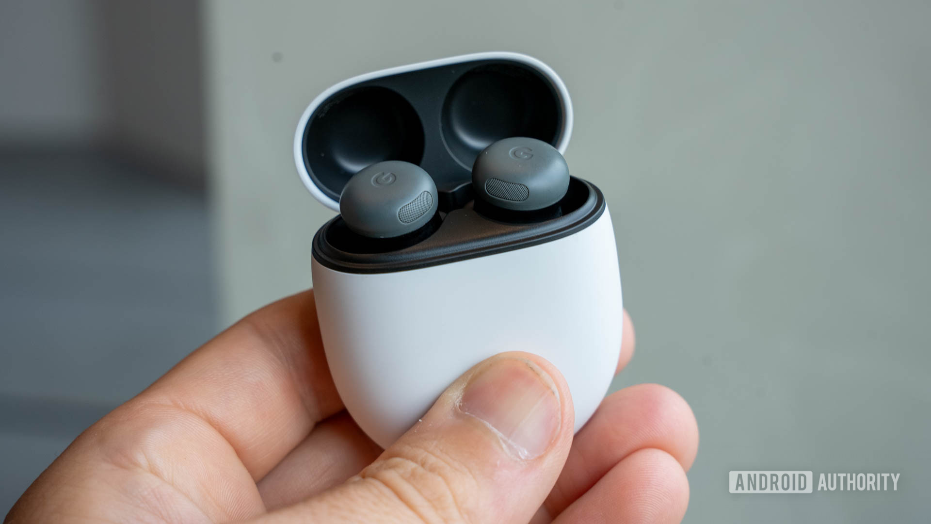 Google Pixel Buds Pro 2 em Hazel em estojo de carregamento com tampa aberta na m&atilde;o esquerda da pessoa