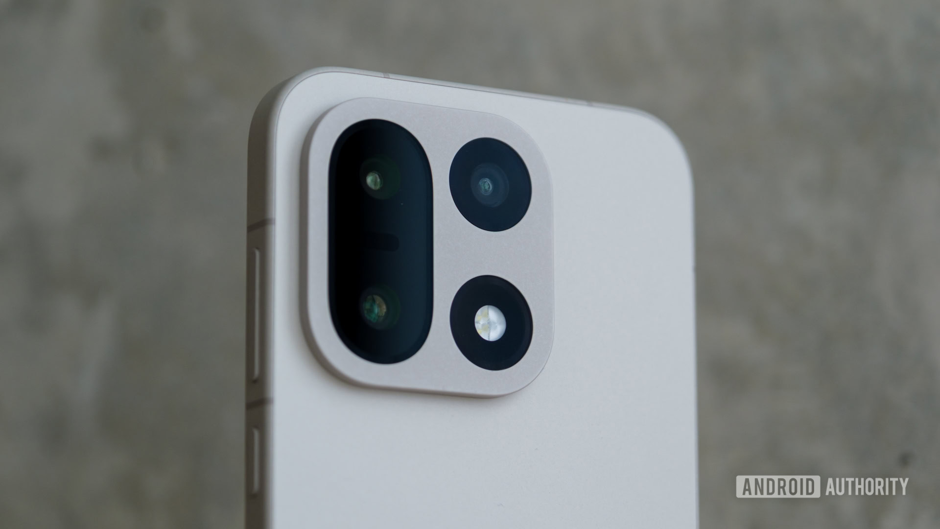 M&oacute;dulo de c&acirc;mera OnePlus 15 de perto