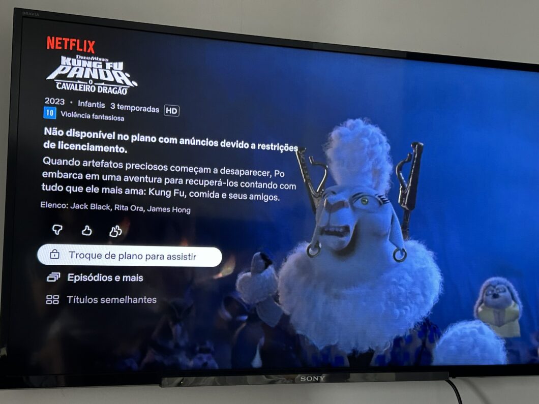 Imagem mostra uma TV com a Netflix, com o filme Kung Fu Panda, o Cavaleiro Drag&atilde;o selecionado e a exibi&ccedil;&atilde;o de um aviso para trocar de plano de assinatura