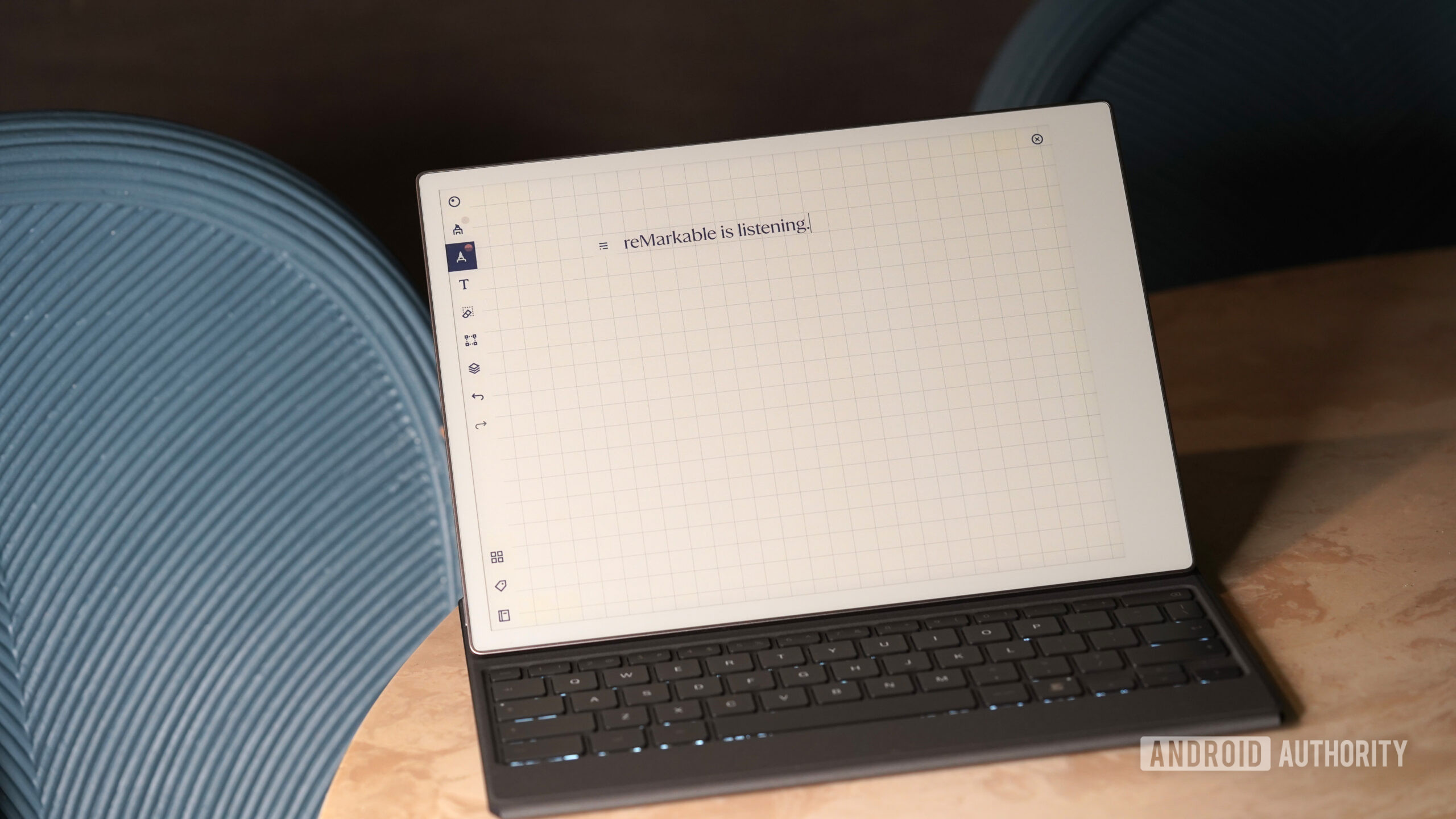 Um ReMarkable Paper Pro exibe a mensagem digitada pelo usu&aacute;rio.