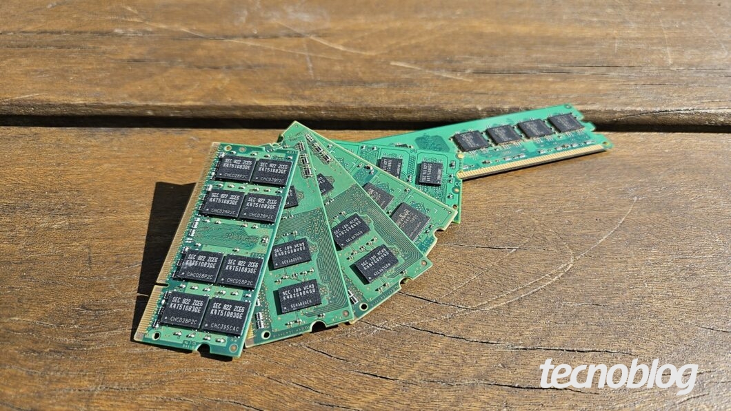 Diversos pentes de mem&oacute;ria RAM