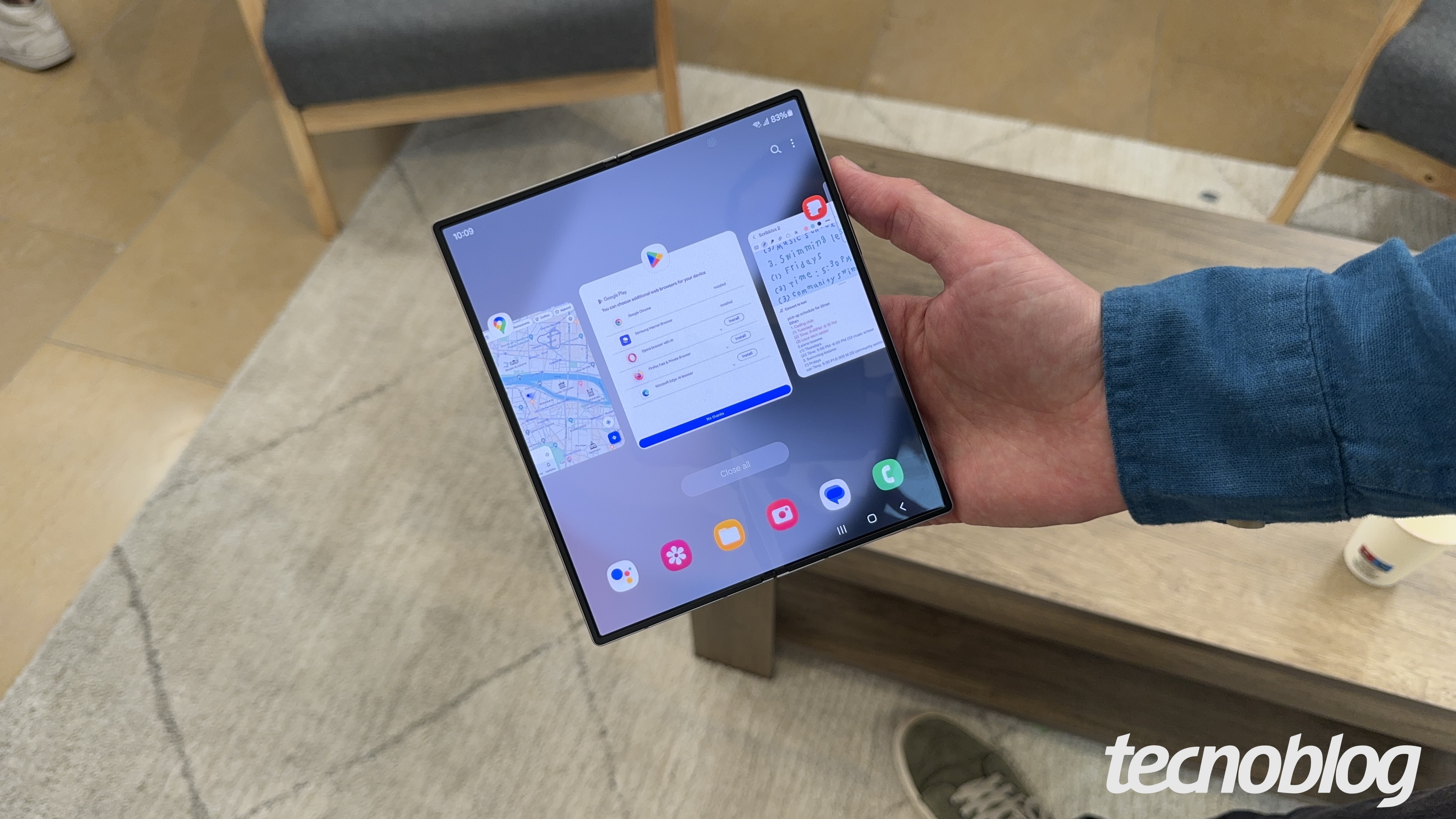 M&atilde;o segurando smartphone dobr&aacute;vel aberto